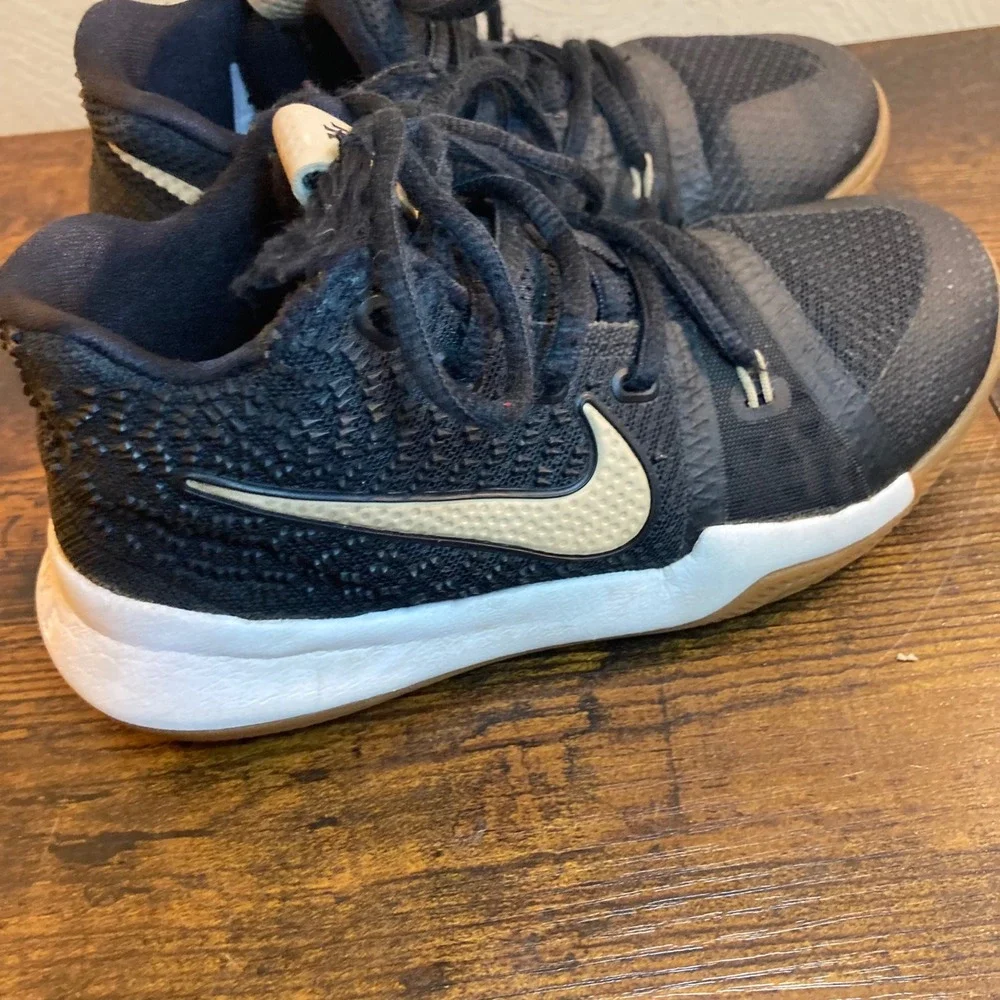 Nike Kyrie 3 III Kids Size 13C Boys Basketball Shoes Black Linen Tan Brown Gum